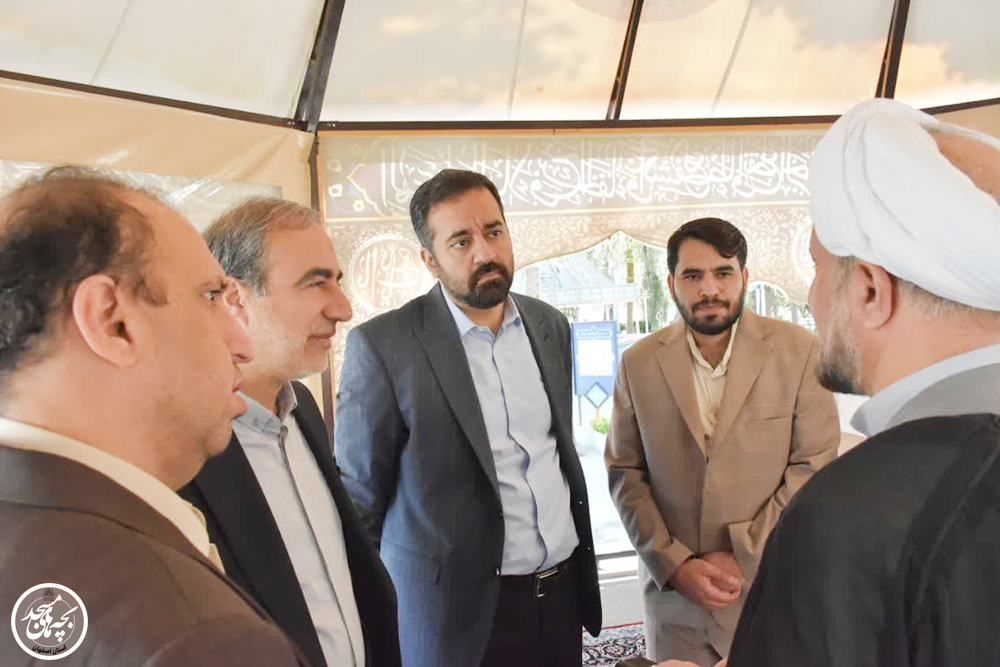 اداي احترام رئيس ستاد کانونهاي مساجد کشور به شهداي والامقام و علماي گرانقدر اصفهان