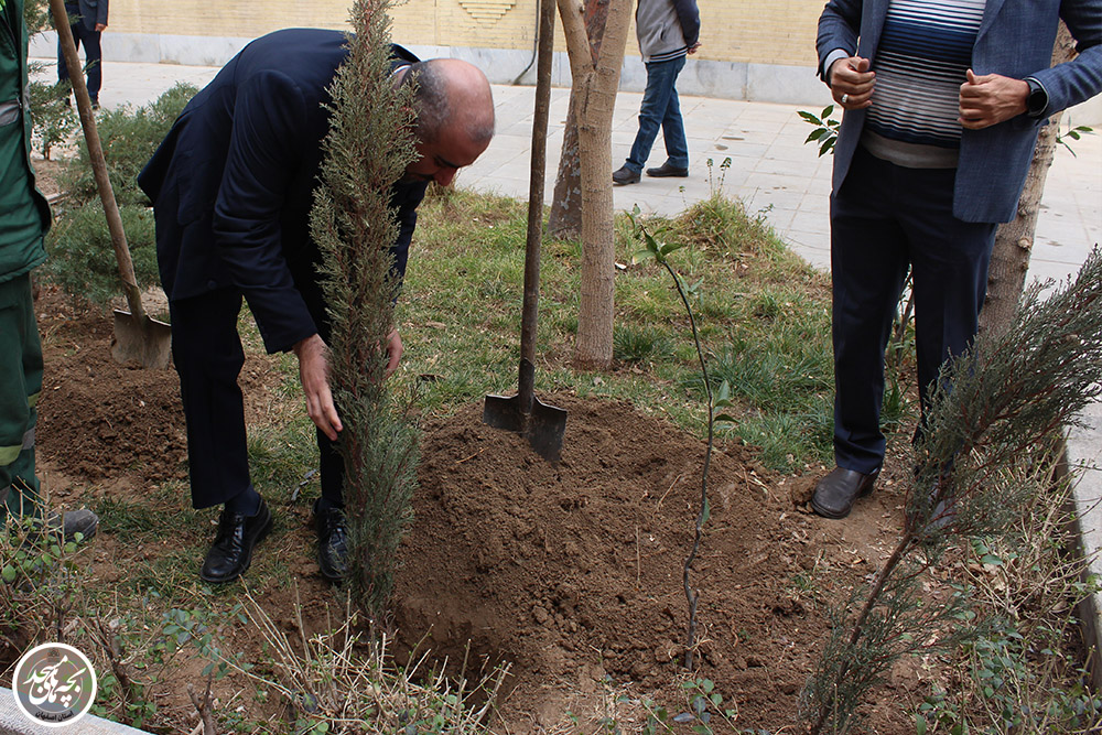 کاشت نهال به مناسبت روز درختکاري و سالروز تاسيس کانونهاي فرهنگي هنري مساجد