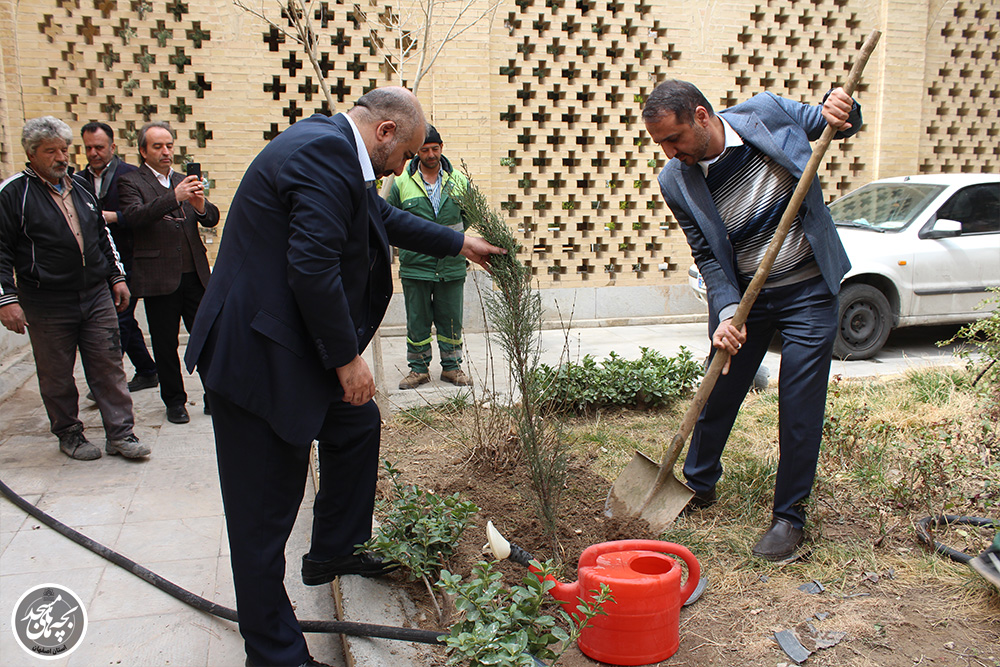 کاشت نهال به مناسبت روز درختکاري و سالروز تاسيس کانونهاي فرهنگي هنري مساجد