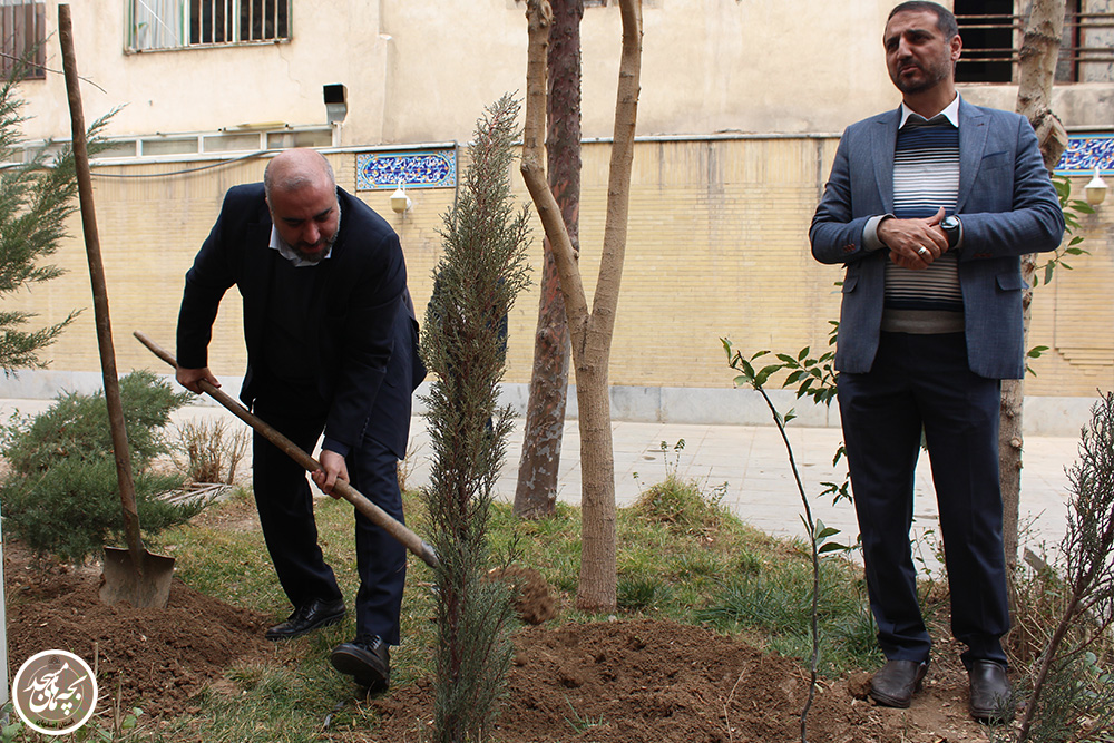کاشت نهال به مناسبت روز درختکاري و سالروز تاسيس کانونهاي فرهنگي هنري مساجد