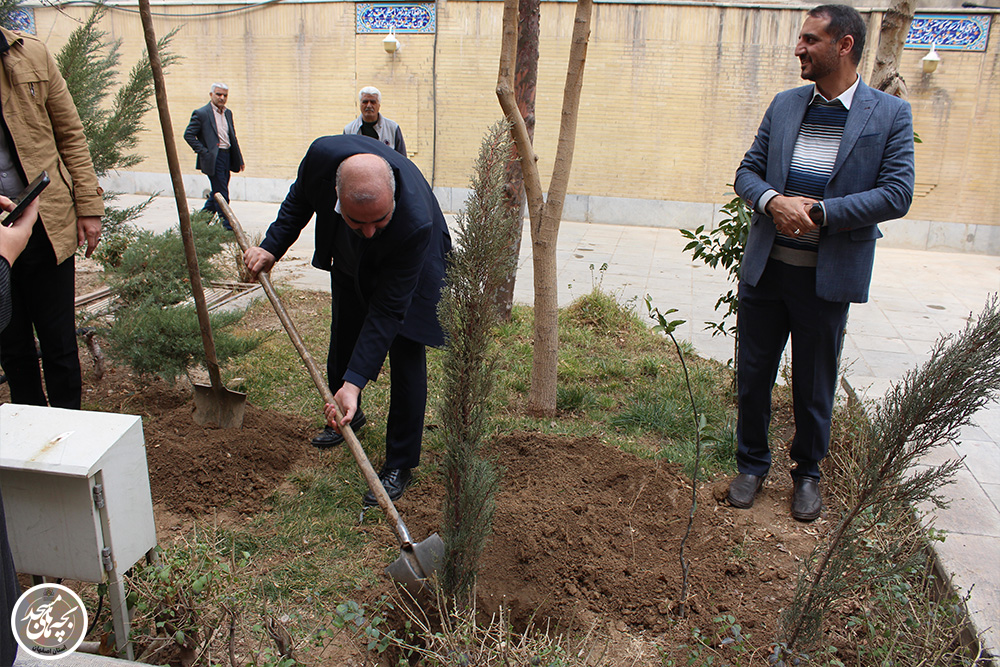 کاشت نهال به مناسبت روز درختکاري و سالروز تاسيس کانونهاي فرهنگي هنري مساجد