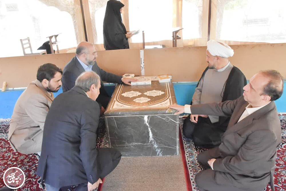 اداي احترام رئيس ستاد کانونهاي مساجد کشور به شهداي والامقام و علماي گرانقدر اصفهان