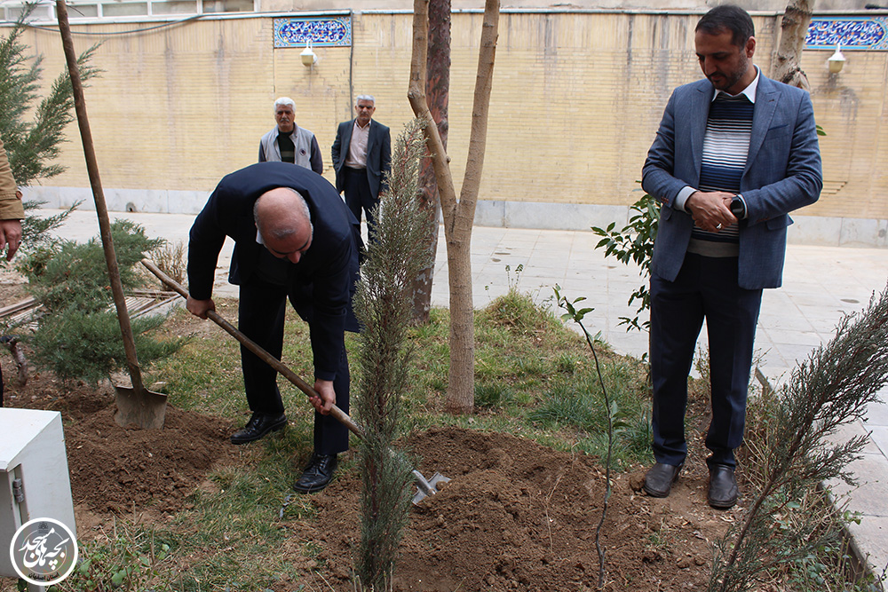 کاشت نهال به مناسبت روز درختکاري و سالروز تاسيس کانونهاي فرهنگي هنري مساجد