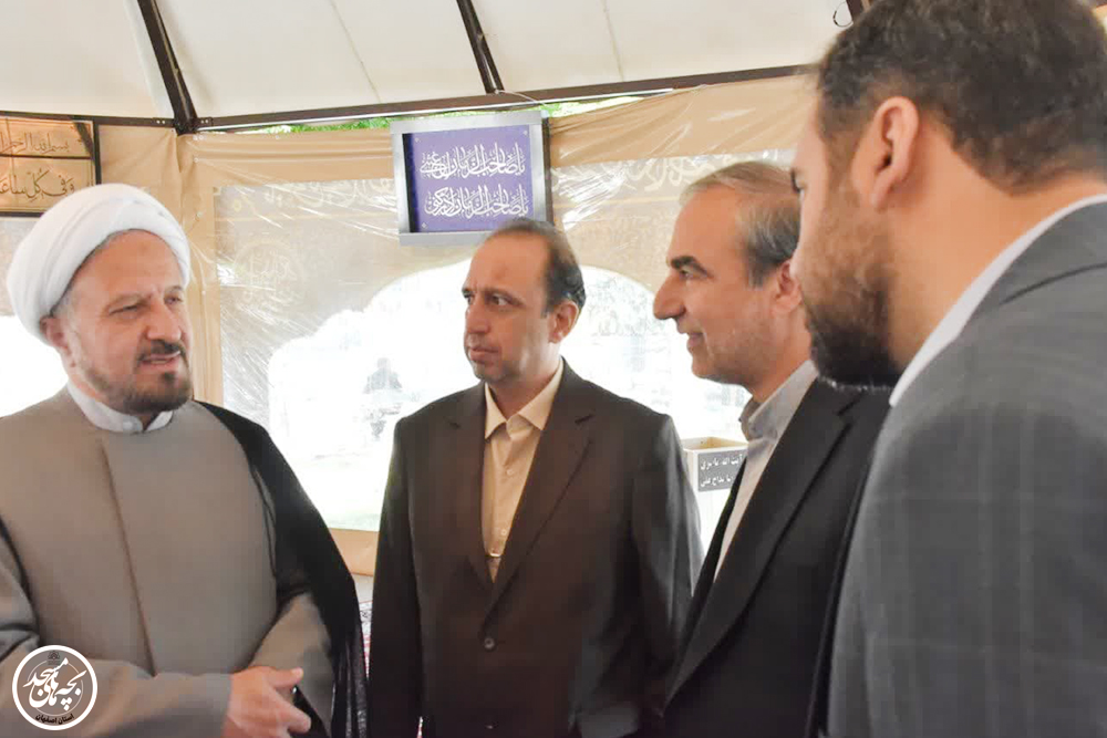 اداي احترام رئيس ستاد کانونهاي مساجد کشور به شهداي والامقام و علماي گرانقدر اصفهان