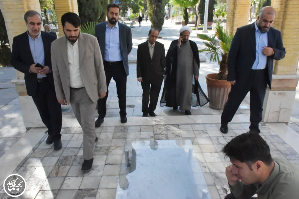 اداي احترام رئيس ستاد کانونهاي مساجد کشور به شهداي والامقام و علماي گرانقدر اصفهان